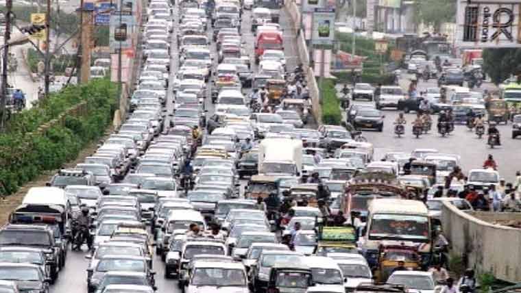 مختلف علاقوں میں بدترین ٹریفک جام ،گاڑیوں کی طویل قطاریں،شہری پھنس گئے