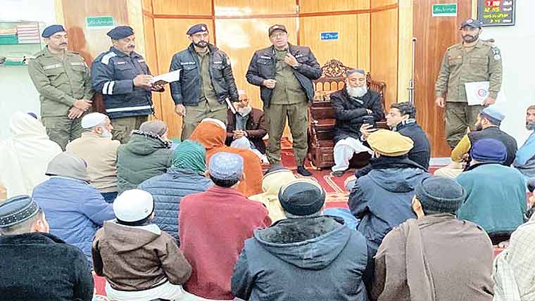 چنیوٹ:ڈی پی اوکی اپنے دفتر اور مسجد میں کھلی کچہریاں 