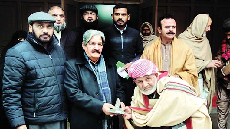  وزیرآباد:خصوصی افراد  میں ہمت کارڈ تقسیم 