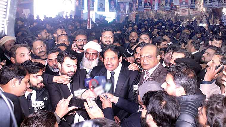 لاہور بار : حامد خان گروپ کے عرفان حیات باجوہ صدر منتخب : شیخوپورہ انتخاب موخر 