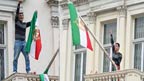 لندن :مظاہرین نے ایرانی  سفارتخانے پر شاہی پرچم لہرا دیا 