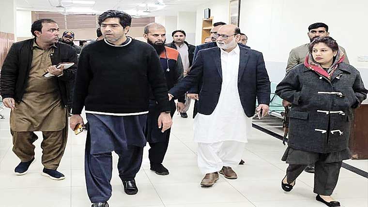 ڈپٹی کمشنر چنیوٹ کا  ڈی ایچ کیو ہسپتال دورہ  خدمات کی بہتری کی ہدایت