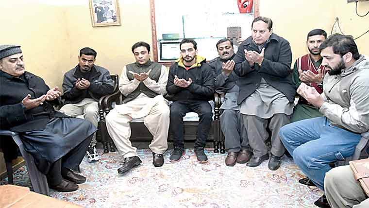  سابق وزیر اعلیٰ حمزہ شہباز کی لیگی  کارکنوں کے گھروں پرآمد، فاتحہ خوانی 