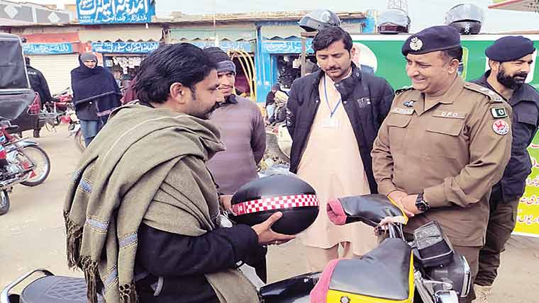 ڈی پی او میانوالی کا واں بھچراں  پوائنٹ کا دورہ، ہیلمٹ تقسیم