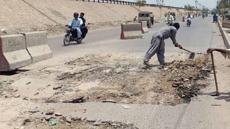 مرزا آدم خان روڈ کی تقدیر نہ بدل سکی، دھول مٹی سے مکینوں کی زندگی اجیرن 