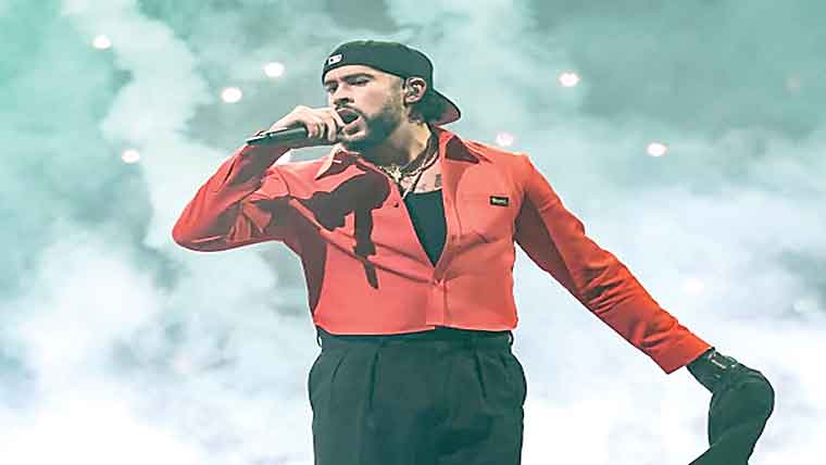 مشہور گلوکار پر خاتون کے الزامات  کے بعد 16 ملین ڈالر کا مقدمہ دائر