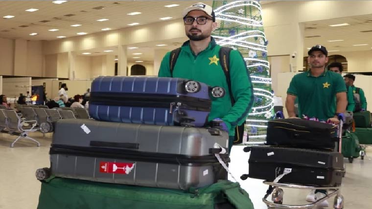  پاکستان کرکٹ ٹیم اور  کوچنگ سٹاف لاہور پہنچ گئے