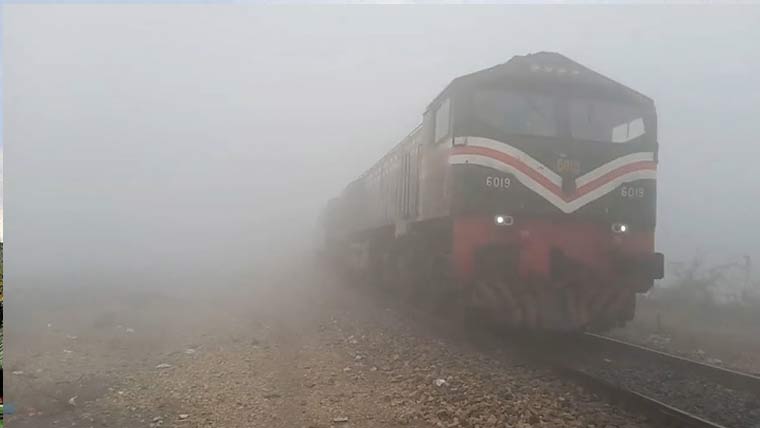 شدید دھند کے باعث ٹرینیں گھنٹوں لیٹ،مسافرخوار 