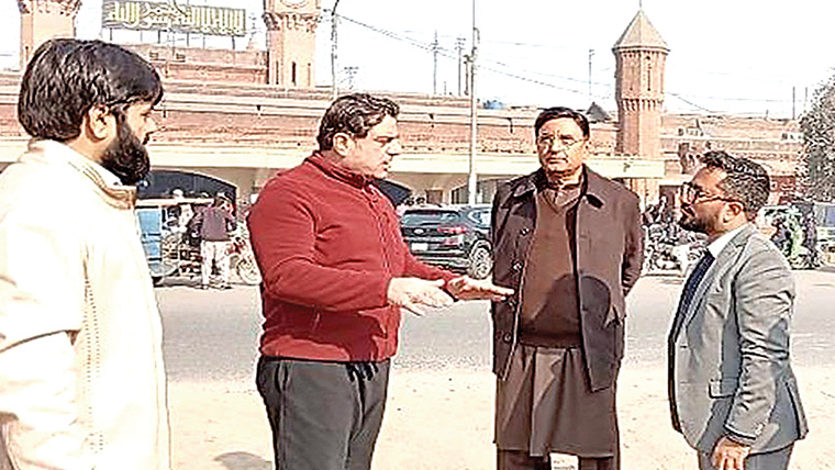 صوبائی وزیر کا ریلوے سٹیشن کے  سامنے تعمیراتی کاموں کا جائزہ 
