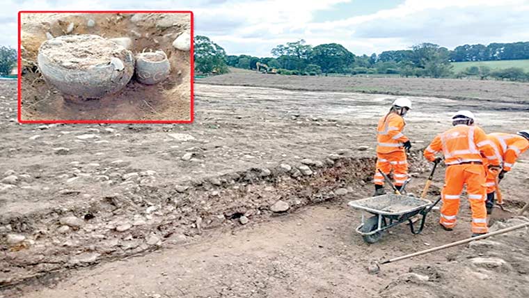 برطانیہ،سڑک تعمیر کرتے سینکڑوں قدیم رومی قبریں دریافت