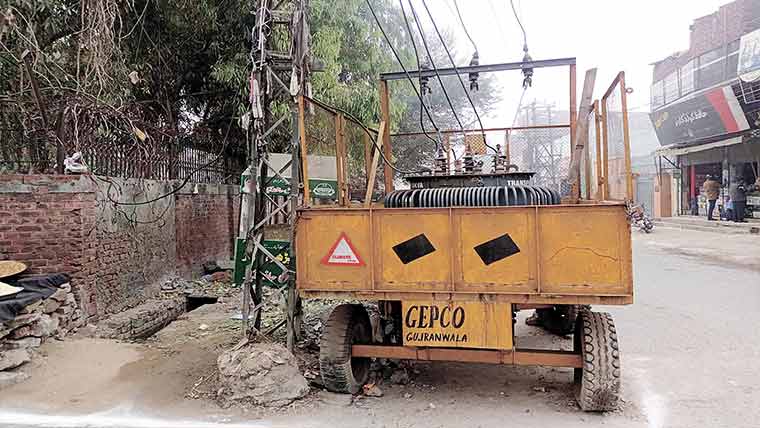 حافظ آباد:مصروف شاہراہ پر ٹرانسفارمرٹرالی کے باعث حادثات 