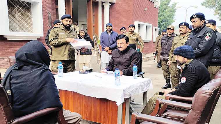 شاہ پور صدر: ایس پی انوسٹی گیشن کی  کھلی کچہری، فوری انصاف کی ہدایت