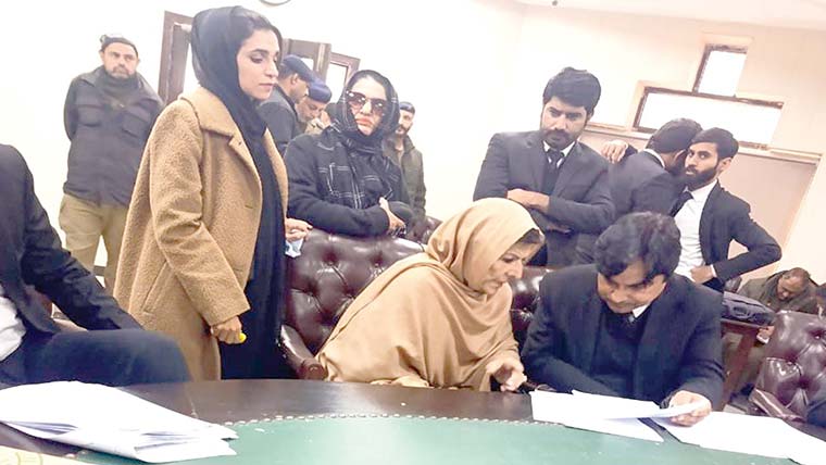 عمران سے ملاقات کیلئے بہنوں کا پھر دھرنا ، پولیس نے ختم کرادیا 