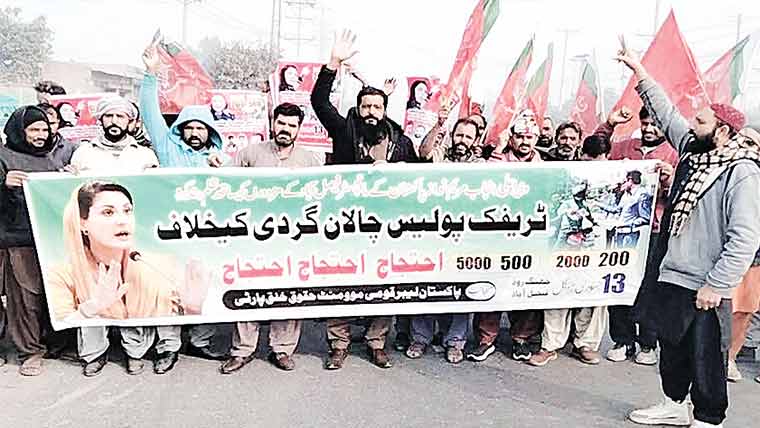 بھاری ٹریفک چالانوں کیخلاف مزدوروں کا شدید احتجاج