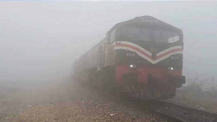  شدید دھند پر ٹرینیں گھنٹوں لیٹ 