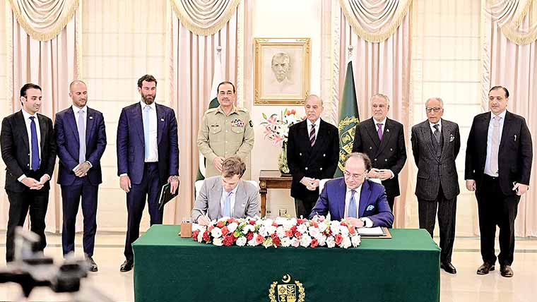 حکومت  پاکستان  اور  ٹرمپ  خاندان  کی  کرپٹو  کمپنی   کے  درمیان  مفاہمتی   یادداشت   پر   دستخط