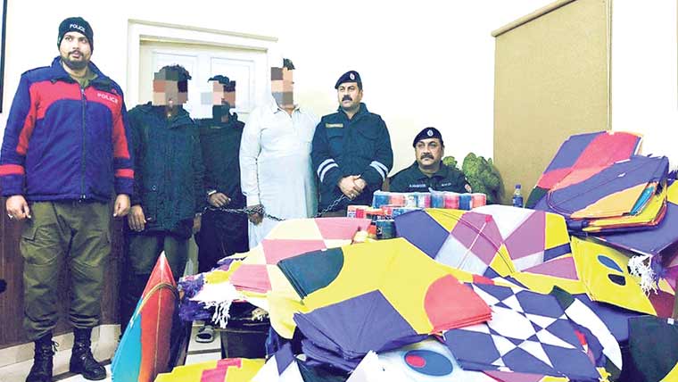 تین پتنگ فروش رنگے ہاتھوں  گرفتار، سینکڑوں پتنگیں اور کیمیکل  ڈوریں برآمد، مقدمات درج