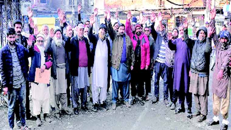  پیرا فورس کی سبزی منڈی میں مبینہ غنڈہ گردی پر احتجاج