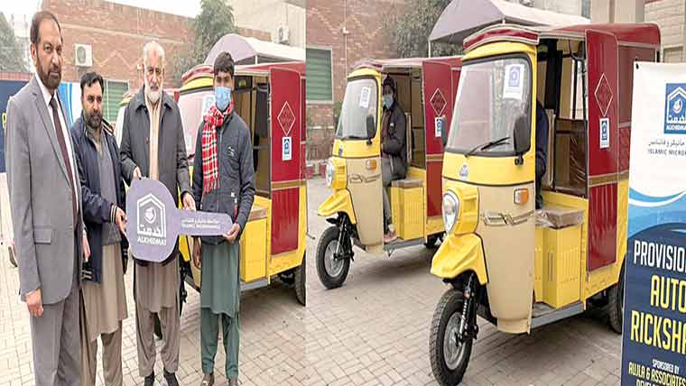  الخدمت اسلامک مائیکرو فنانس پروگرام  کے تحت بیروزگار افراد میں رکشے تقسیم