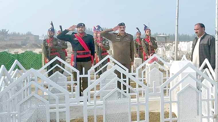 شہید سب انسپکٹر محمد شیر کی برسی  سلامی پیش،فاتحہ خوانی 