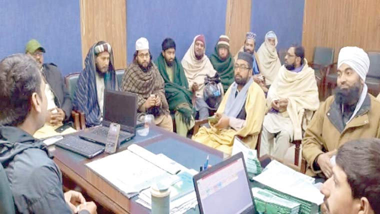  پنڈی بھٹیاں :مختلف مسالک کے آئمہ کرام میں کارڈز تقسیم 