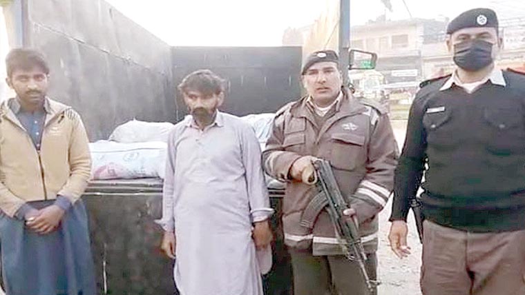 ڈسکہ :دوران ناکہ بندی 379کلو  مردہ مرغیاں برآمد، ملزم گرفتار 