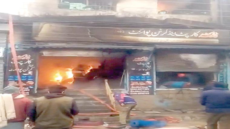 جلالپور جٹاں:قالینوں کی دکان میں آ تشزدگی ، لاکھوں کا نقصان 