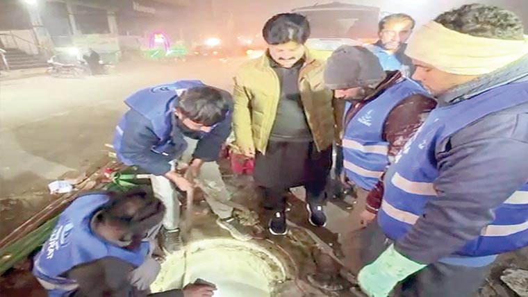 پرنس چوک میں سیوریج لائن کی  بحالی کا آپریشن چوتھے روز بھی جاری