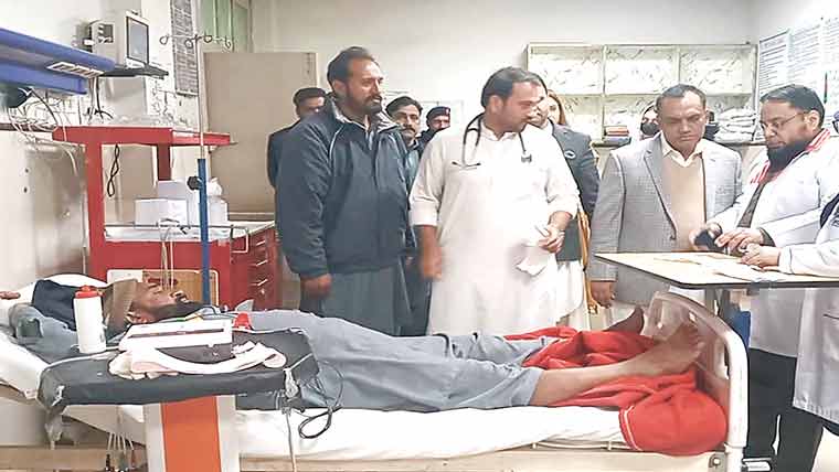 شوکت علی کا ڈی ایچ کیو ہسپتال کا دورہ،مریضوں سے ملاقات