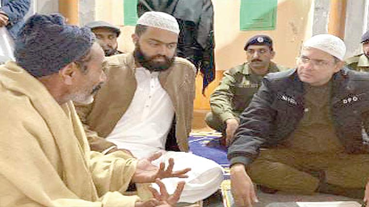 ڈسٹرکٹ پولیس آفیسر چنیوٹ کی مسجد محمد شریف میں کھلی کچہری