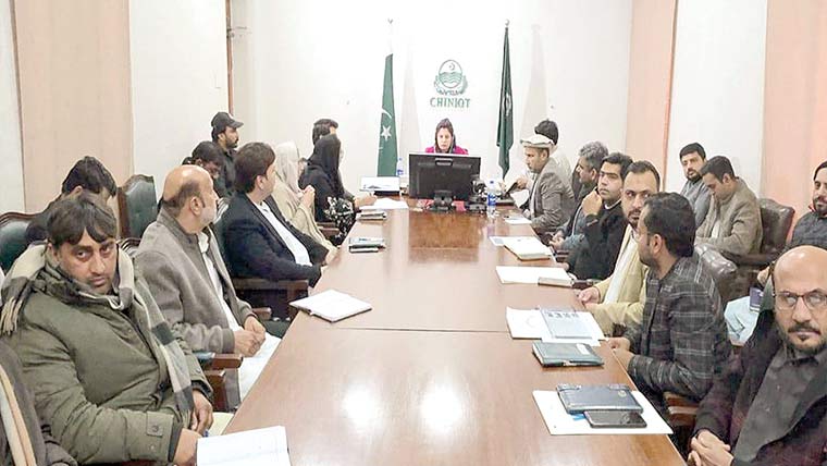 چنیوٹ:ڈپٹی کمشنر کا اجلاس ،تمام محکموں کے سربراہان کی شرکت