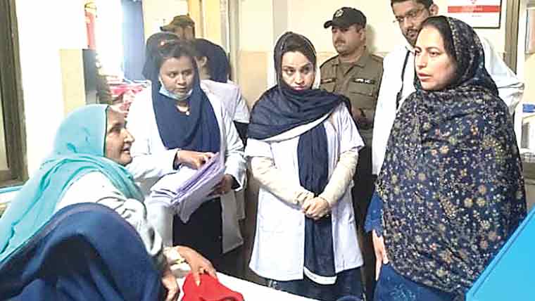 ڈی سی کا ڈسٹرکٹ ہیڈ کوارٹر ہسپتال کا اچانک دورہ 