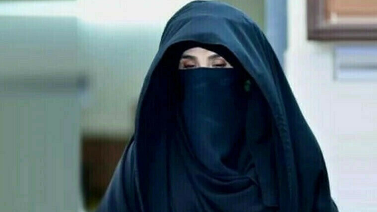 بشریٰ بی بی کی بیٹی کا والدہ سے  ملاقات کیلئے ہائیکورٹ سے رجوع 