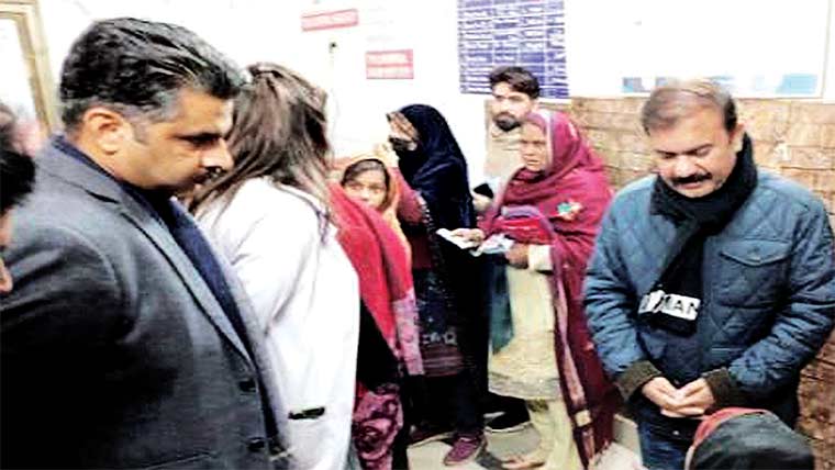 ڈپٹی کمشنر جھنگ کا دورہ شورکوٹ ، ہسپتال میں سہولیات کا جائزہ