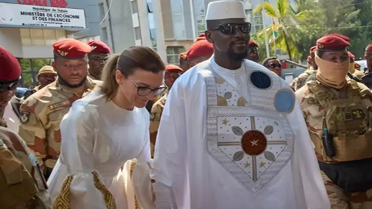 گنی :فوجی سربراہ ڈومبویا  نے صدر کا حلف اٹھا لیا