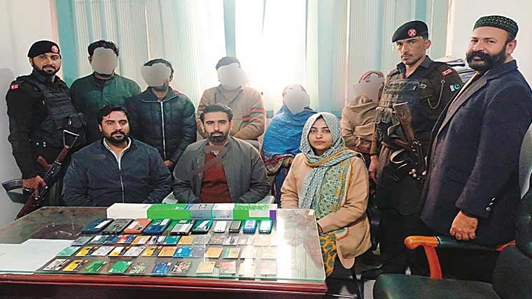اے ٹی ایم، ڈیبٹ کارڈ کے ذریعے مالیاتی فراڈ میں ملوث 6 رکنی گروہ گرفتار