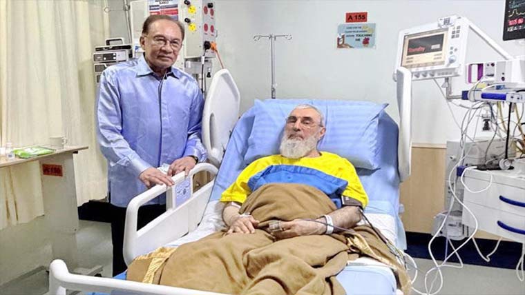 ملائیشیا:وزیراعظم انور ابراہیم گلبدین  حکمت یار کی عیادت کیلئے ہسپتال پہنچ گئے