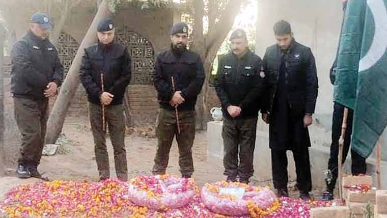 شہید سب انسپکٹر عامر رضوان کے اہل  خانہ سے آر پی او اور ڈی پی او کی تعزیت