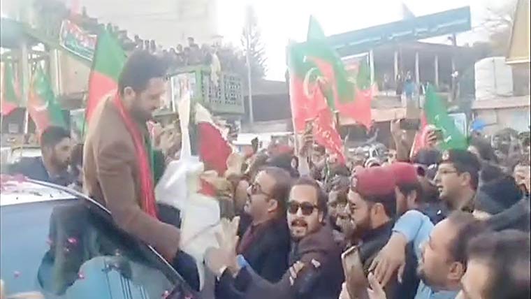 فنڈز عدم فراہمی، چیئرمین تحصیل حویلیاں نے وزیراعلیٰ کی گاڑی روک لی