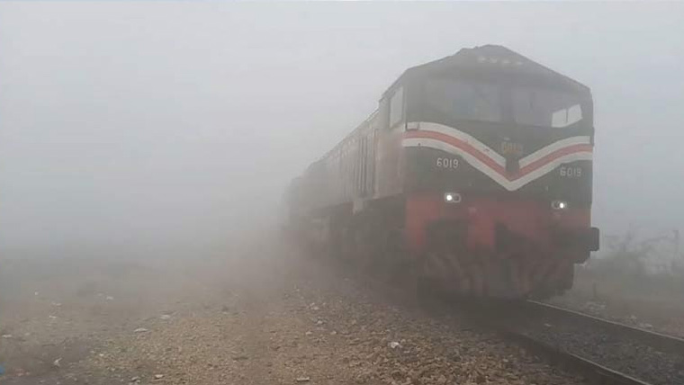 دھند کی وجہ سے ٹرینیں گھنٹوں لیٹ 