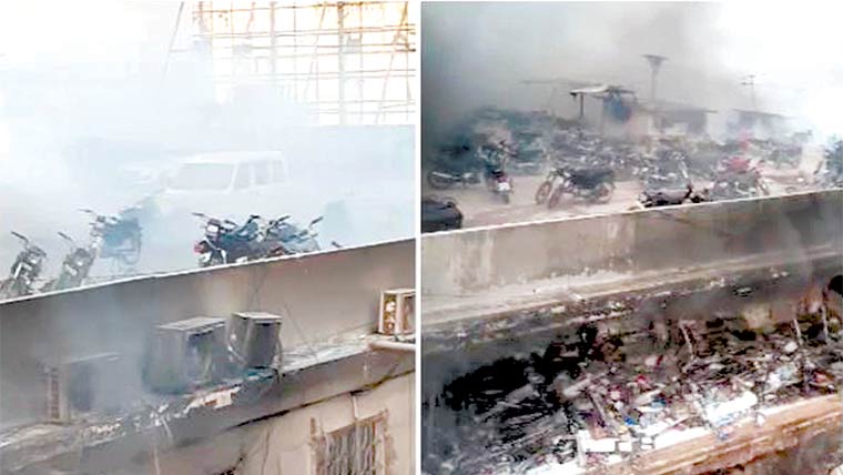 گل پلازہ کی چھت پر متعدد گاڑیاں اور موٹرسائیکلیں محفوظ