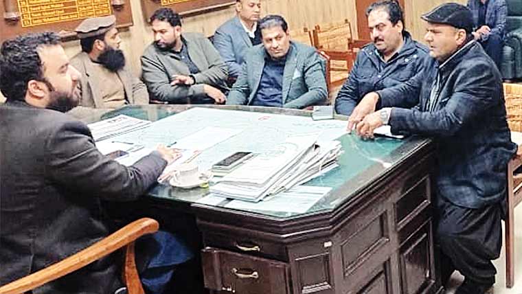 اے سی گجرات کی ڈپٹی ڈائریکٹر لوکل  گورنمنٹ ، چیف آفیسرز کیساتھ میٹنگ 