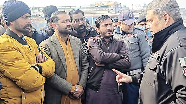 ڈی پی او سیالکوٹ کا دورہ بس سٹینڈ   ڈرائیوروں کو قوانین سے آ گاہی دی 