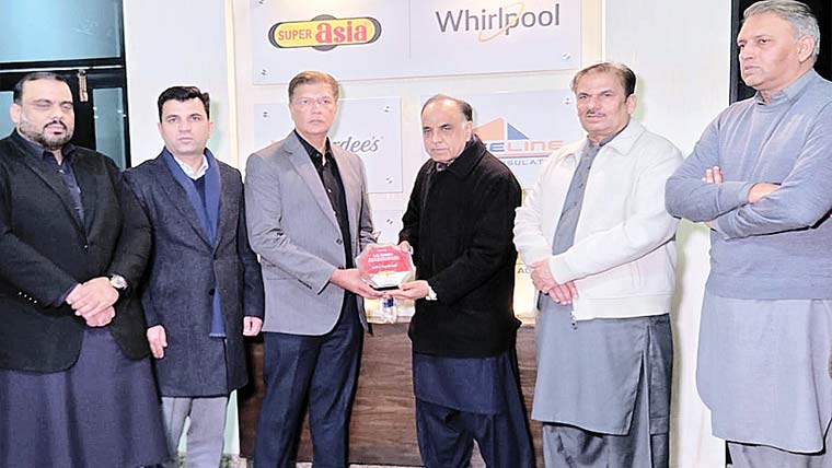 سابق وزیر صنعت ایس ایم تنویر کا  سپر ایشیا گروپ کے ہیڈ آفس کا دورہ 