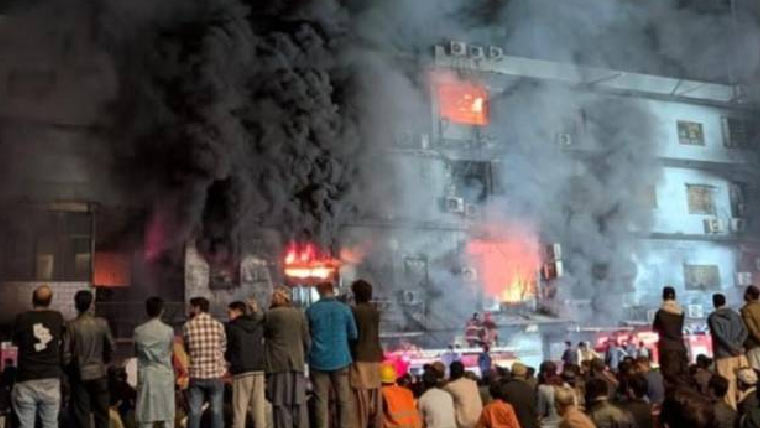 کراچی:ـ26گھنٹے میں آگ نہ بجھ سکی،پلازہ کی1200دکانیں خاکستر،6اموات،65افراد لاپتہ
