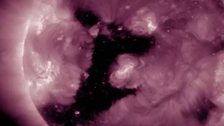  سائنسدانوں نے سورج میں 10 لاکھ   کلومیٹر سے بڑا سوراخ دریافت کر لیا