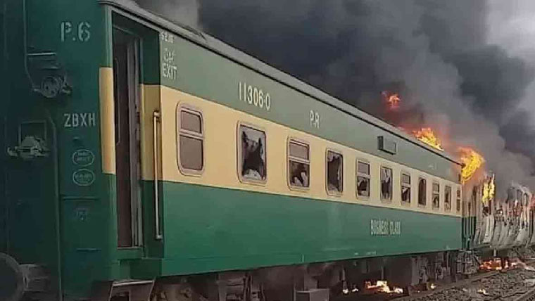  ٹرین کی بوگی میں آگ لگ گئی