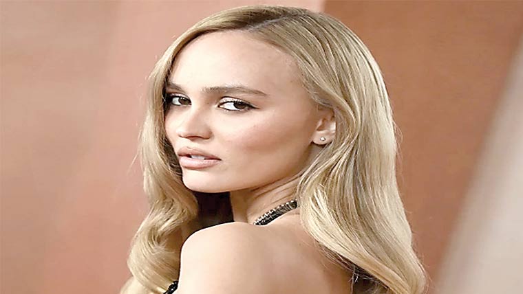  ہالی ووڈ اداکار جانی ڈیپ کی بیٹی  نے کمائی میں سب کو پیچھے چھوڑ دیا