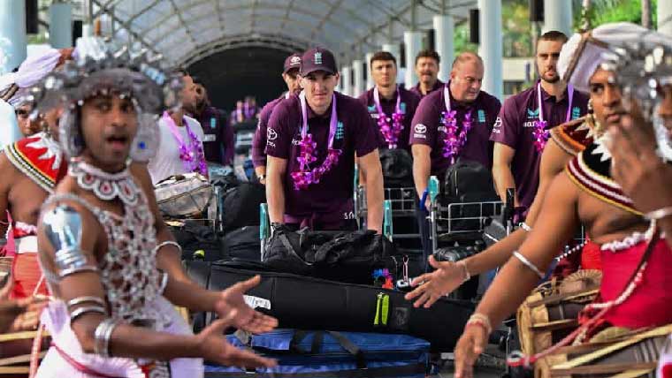 انگلش ٹیم کی سری لنکا آمد، روایتی انداز میں پرتپاک استقبال