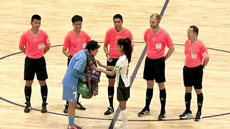 فسٹال چیمپئن شپ :پاکستانی کپتان کا بھارتی قائد کو اجرک کاتحفہ 